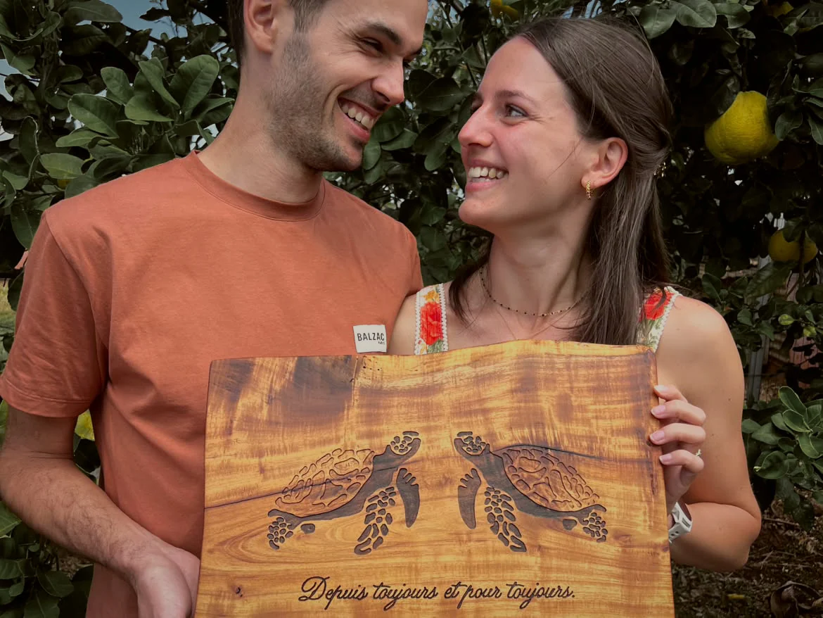 Un couple présente la planche gravée de deux tortues réalisée en atelier