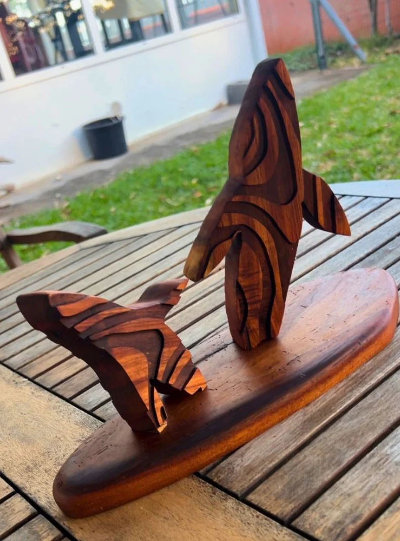 Marmay #2 · Baleine à bosse — gravure sur bois en Tamarin des Hauts, par Tony Grandin