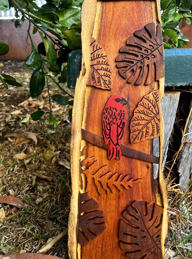 Cardinal · Forêt de La Réunion — gravure sur bois en Tamarin des Hauts, par Tony Grandin