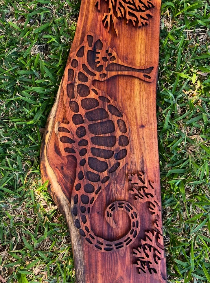 Hippocampe & corail — gravure sur bois en Tamarin des Hauts, par Tony Grandin