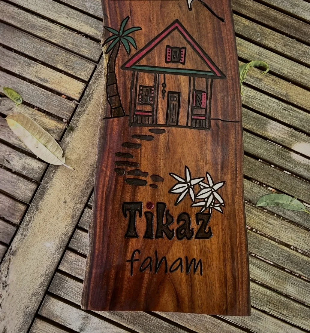 Enseigne sur-mesure Tikaz Faham : kaz créole et lettrage gravés dans du tamarin des Hauts