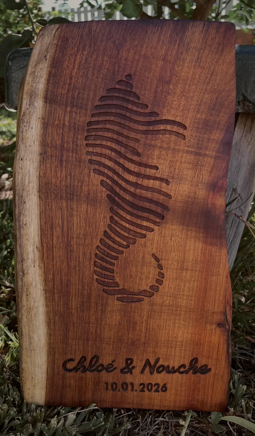 Chloé & Nouche — Plaque de mariage, gravure sur bois par Tony Grandin