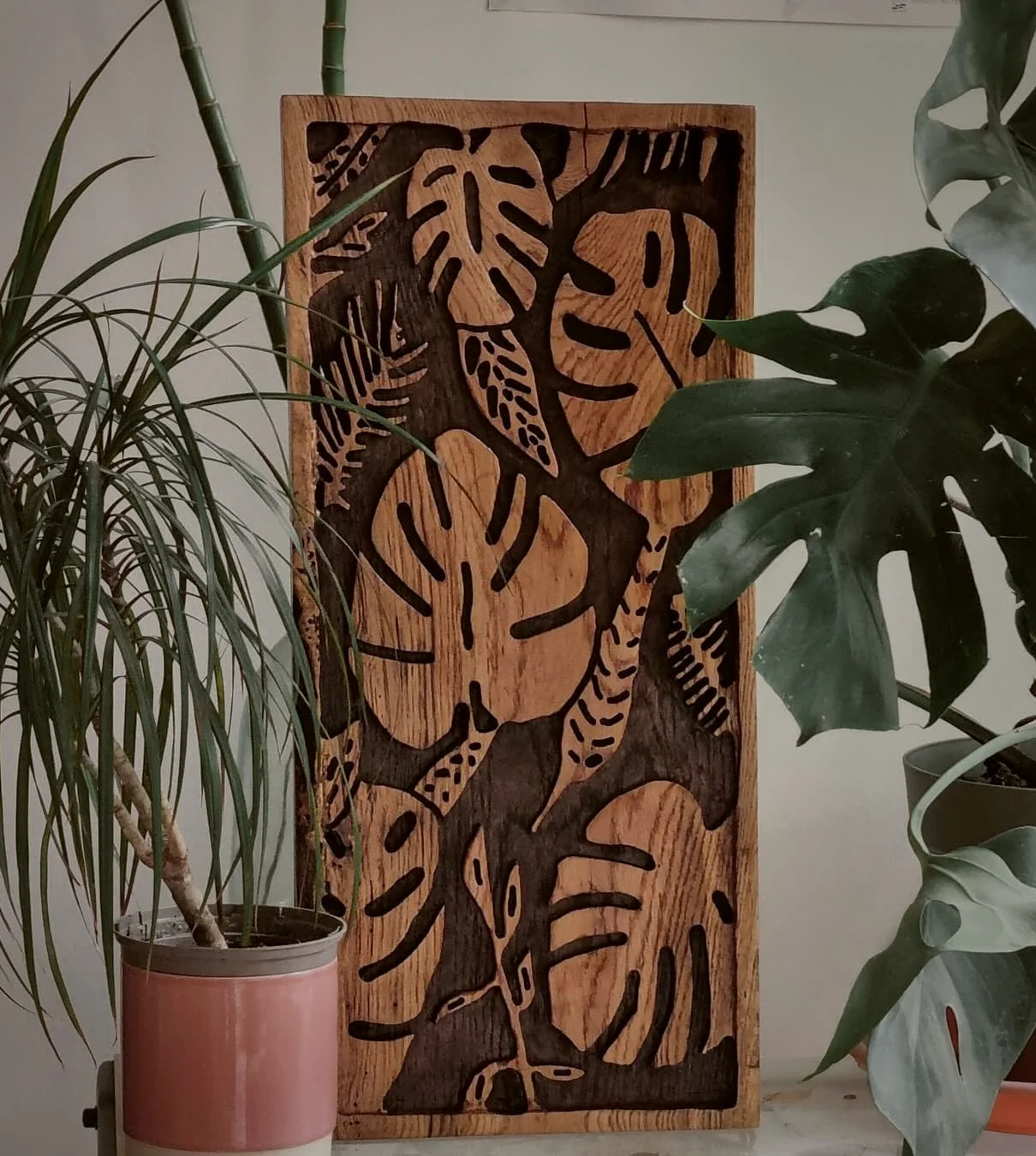 Panneau monstera — Décor sur-mesure, gravure sur bois par Tony Grandin