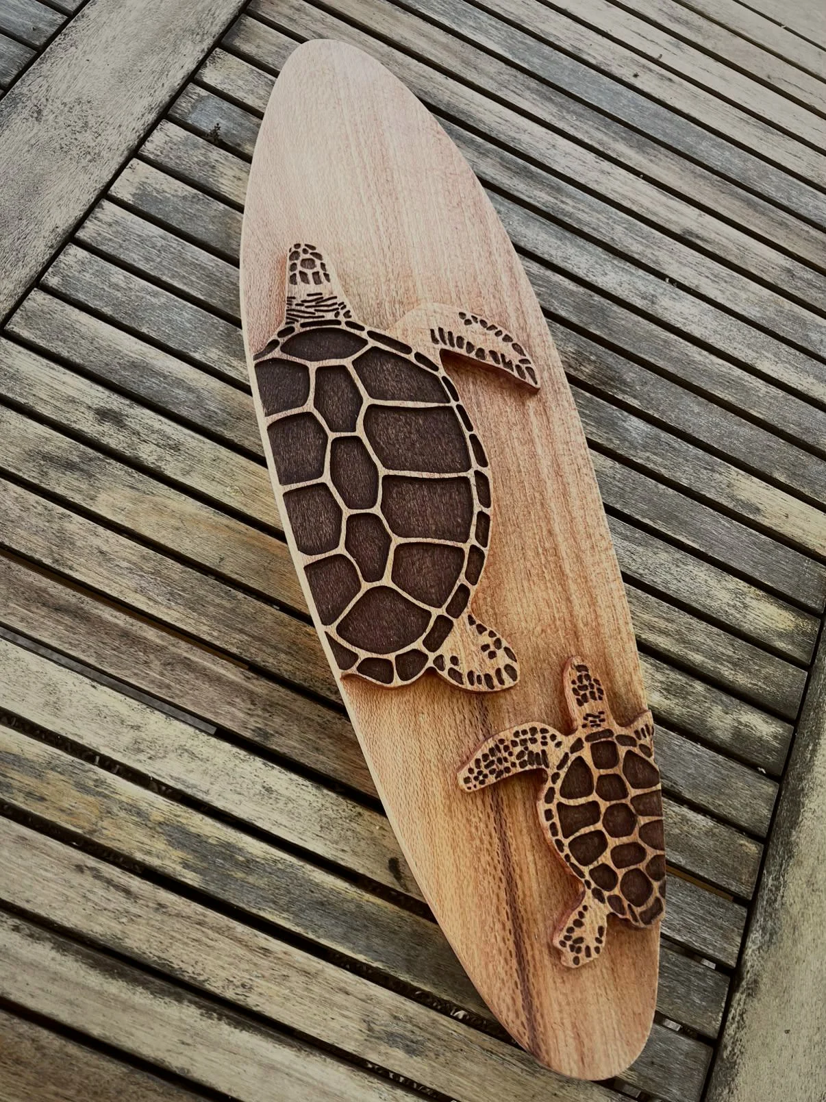 Planche massive gravée main : deux tortues imbriquées en relief