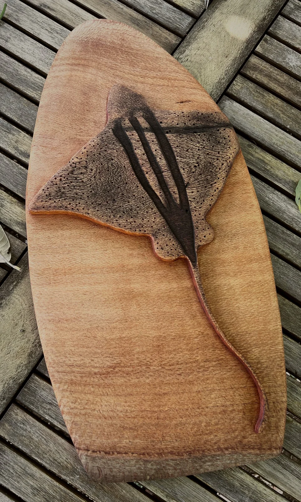 Raie manta — Relief creusé à la défonceuse, gravure sur bois par Tony Grandin